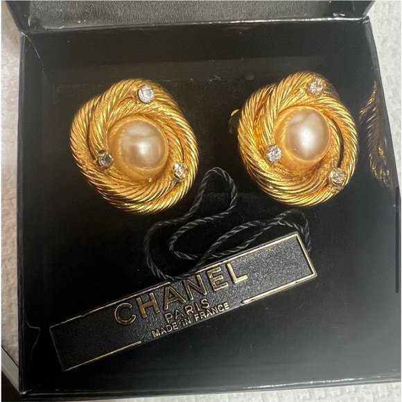 Authentic Chanel PEARL EARRINGS 24K plated - Picture 5 of 15